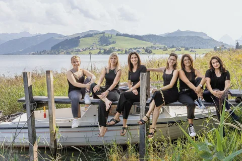 Das Team von PEGASUS Hairdesign gemeinsam am See.