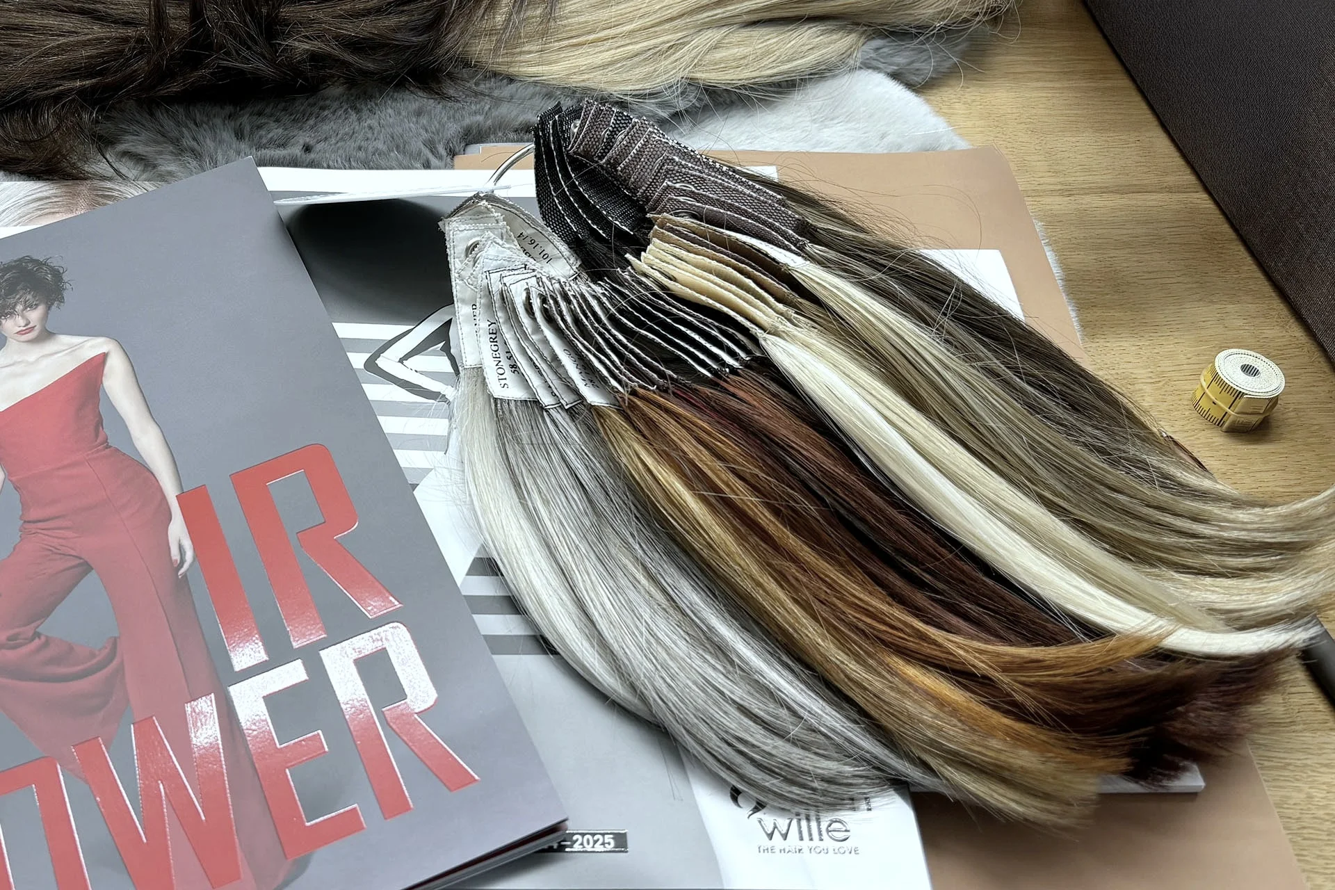 Haarmuster in verschiedenen Farbnuancen für massgeschneiderten Haarersatz.