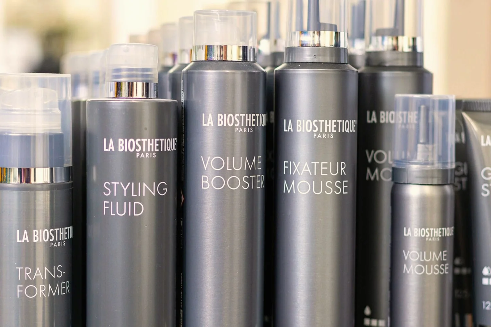 Pflegeprodukte von La Biosthétique aufgereiht im Salon.