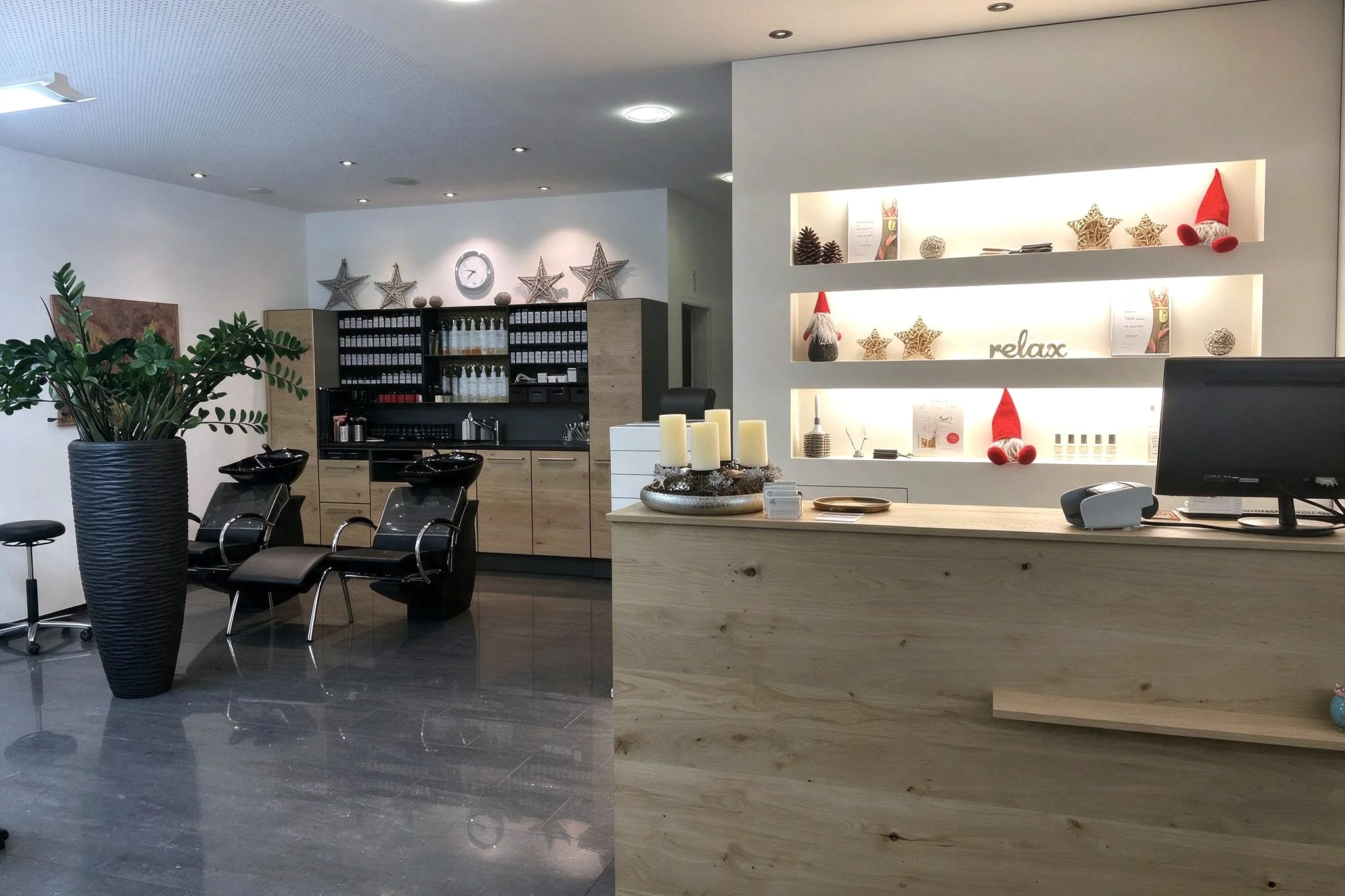 Heller Salonbereich von PEGASUS Hairdesign mit Bedienplätzen und Empfang.