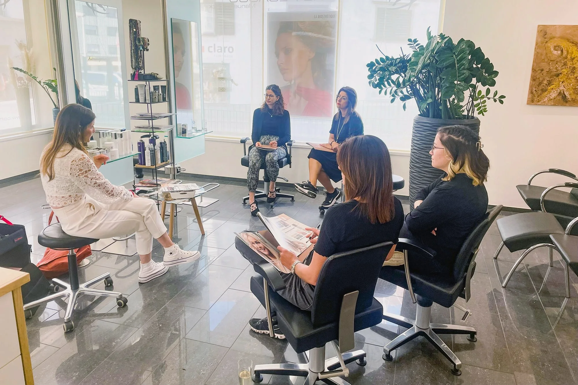 Das Team im hellen Salon PEGASUS Hairdesign.
